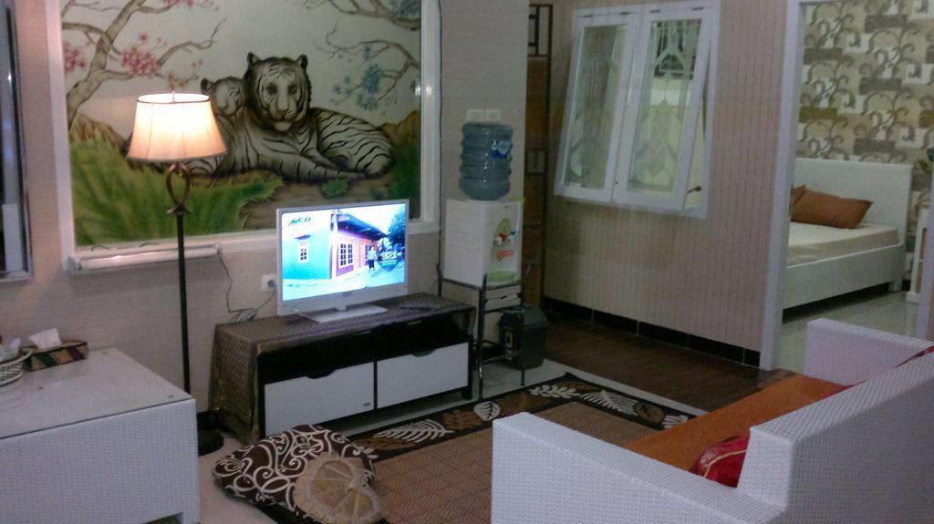 Griya Nelwan Guest House Malang Extérieur photo