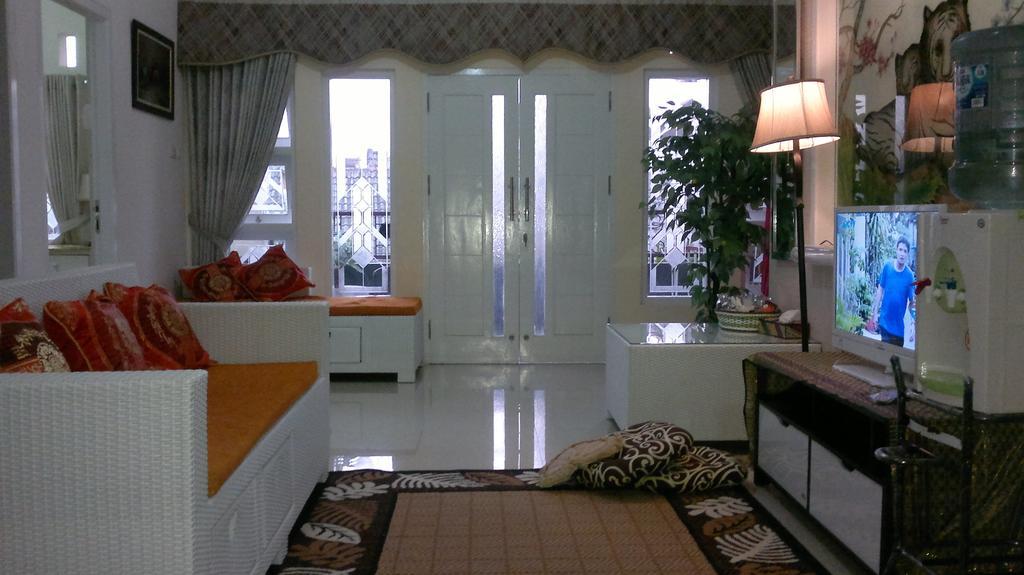 Griya Nelwan Guest House Malang Extérieur photo