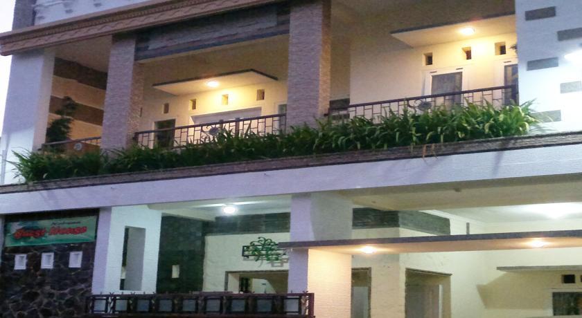 Griya Nelwan Guest House Malang Extérieur photo