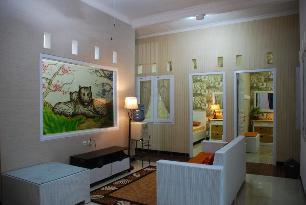 Griya Nelwan Guest House Malang Extérieur photo