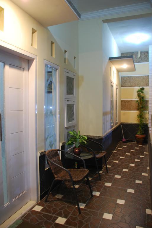 Griya Nelwan Guest House Malang Extérieur photo